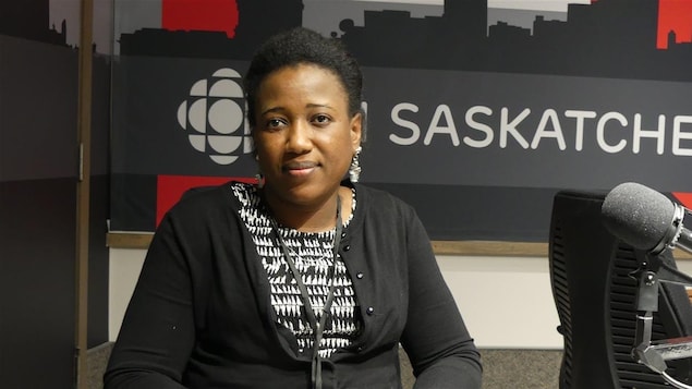 Nancie Auguste dans le studio radio de Radio-Canada. Nancie Auguste dans le studio radio de Radio-Canada.