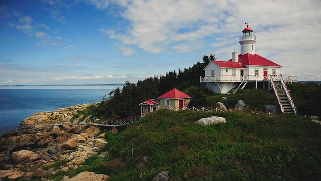 Le Phare se dresse sur une côte rocailleuse. Le Phare se dresse sur une côte rocailleuse.