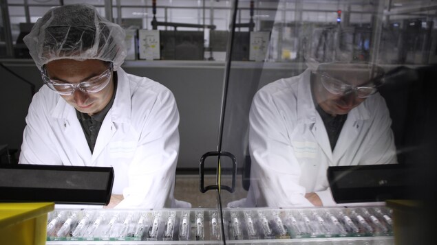 Un employé observe une chaîne de production. Un employé observe une chaîne de production.