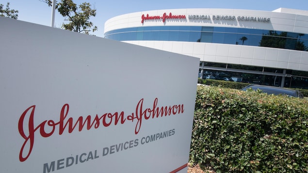 Une pancarte avec le logo de Johnson & Johnson devant des bureaux de la compagnie.
