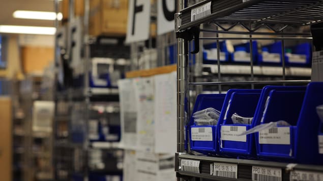 Il y a près de 2000 items à l'entrepôt pharmacie de l'Hôpital Fleurimont. Cet entrepôt occupe encore une partie du sous-sol de l'hôpital. Il y a près de 2000 items à l'entrepôt pharmacie de l'Hôpital Fleurimont. Cet entrepôt occupe encore une partie du sous-sol de l'hôpital.