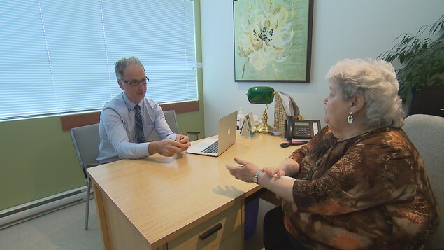 Sylvain Cormier discute avec une de ses patientes dans son bureau. Sylvain Cormier discute avec une de ses patientes dans son bureau.