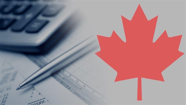 La feuille d'érable du drapeau canadien avec, en fond, une calculatrice, un stylo et des formulaires de comptabilité.