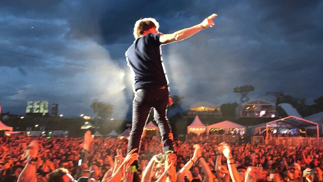 Thomas Mars, chanteur du groupe Phoenix en spectacle au Festival d'été de Québec Thomas Mars, chanteur du groupe Phoenix en spectacle au Festival d'été de Québec