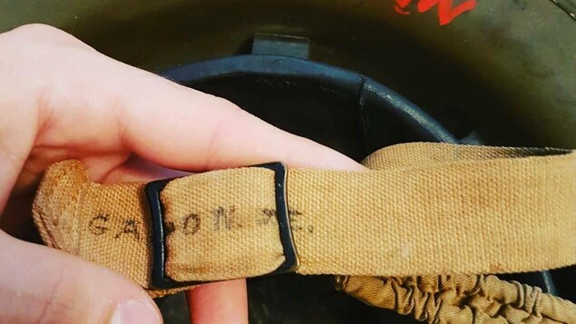Jugulaire d'un casque sur laquelle il est inscrit J.E. Gagnon Jugulaire d'un casque sur laquelle il est inscrit J.E. Gagnon