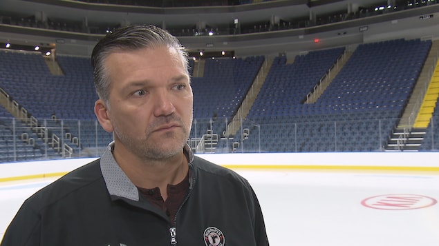 Philippe Boucher, directeur général et entraîneur-chef, Remparts de Québec lors d'une entrevuer sur le bord de la glace du Centre Vidéotron Philippe Boucher, directeur général et entraîneur-chef, Remparts de Québec lors d'une entrevuer sur le bord de la glace du Centre Vidéotron