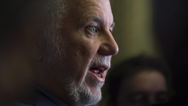 Gros plan de Philippe Couillard, de profil.
