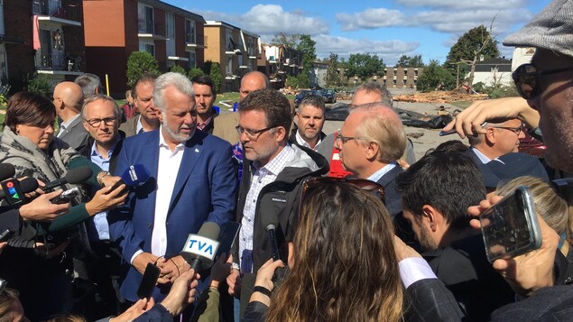 Une mêlée de presse est organisée autour de Philippe Couillard, Jean-François Lisée, le maire de Gatineau et Martin Coiteux. Une mêlée de presse est organisée autour de Philippe Couillard, Jean-François Lisée, le maire de Gatineau et Martin Coiteux.