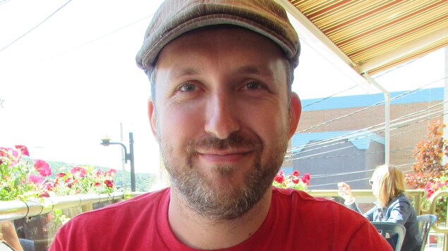 Le sociologue Philippe de Grosbois s'intéresse à l'emprise croissante des médias sociaux à travers le monde. Le sociologue Philippe de Grosbois s'intéresse à l'emprise croissante des médias sociaux à travers le monde.