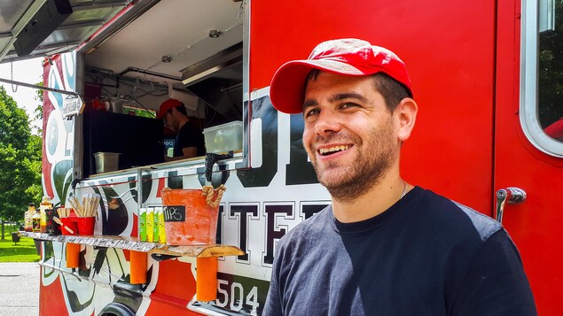 Philippe Hammond, copropriétaire du camion de cuisine de rue Food Fighters 504 devant son camion Philippe Hammond, copropriétaire du camion de cuisine de rue Food Fighters 504 devant son camion