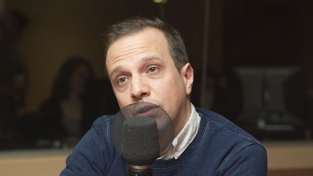 Philippe Lesage devant un micro. Philippe Lesage devant un micro.