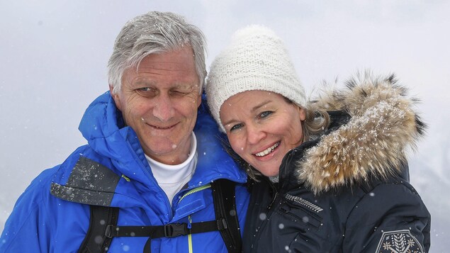 Phillippe et Mathilde posent dans un décor enneigé alors qu'une fine neige tombe sur eux. Phillippe et Mathilde posent dans un décor enneigé alors qu'une fine neige tombe sur eux.