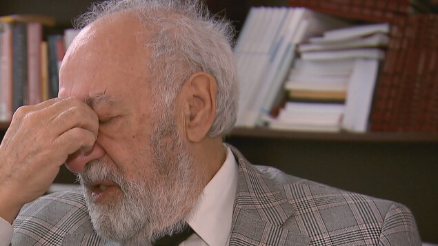 L'ex-PDG du Salon international du livre de Québec, Philippe Sauvageau, sanglote lors d'une entrevue