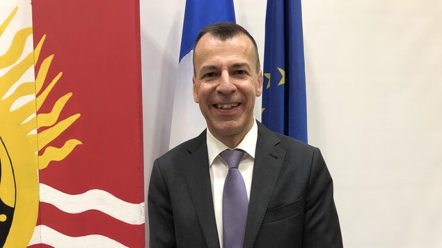 Philippe Sutter devant un logo d'école, un drapeau de la France et un drapeau de l'Union européenne. Philippe Sutter devant un logo d'école, un drapeau de la France et un drapeau de l'Union européenne.
