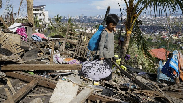 Le typhon Rai fait au moins 375 morts aux Philippines