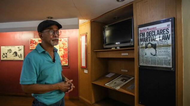 Bonifacio Ilagan nakatingin sa isang pahayagan na naka-frame at nagsasabing nagdeklara ng martial law si Ferdinand Marcos.