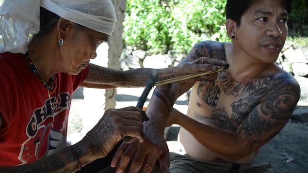 Tinatatuan ni Apo Whang-Od si Mayo Landicho.