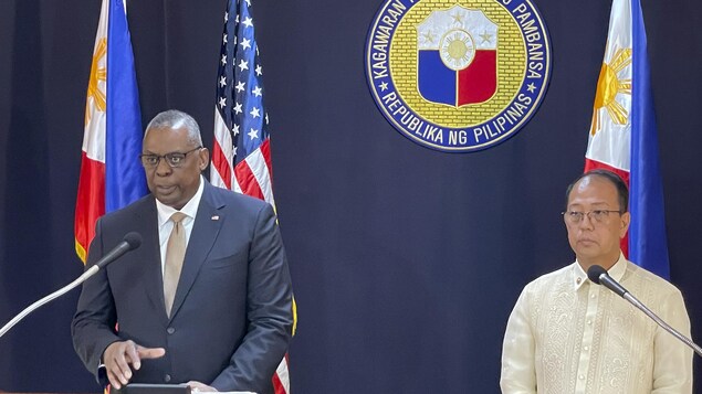Lloyd Austin katabi si Carlito Galvez Jr. sa isang joint press conference.