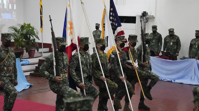 Mga marino bitbit ang watawat ng kani-kanilang bansa mula Pilipinas, Japan, Estados Unidos at South Korea.