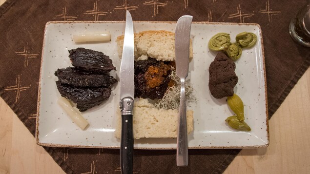 Un plat, deux couteaux et trois morceaux de viande Un plat, deux couteaux et trois morceaux de viande
