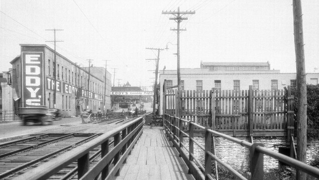 Photo d'archives montrant un rail qui traverse un pont vers une usine de Gatineau. Photo d'archives montrant un rail qui traverse un pont vers une usine de Gatineau.