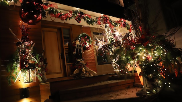photo générique - décorations de Noël extérieures illuminées