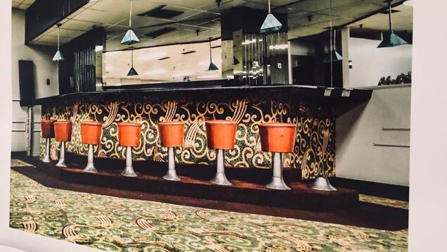 Photographie de Jean-François Dupuis. On y voit le bar de l'Hôtel Wellington au centre-ville de Sherbrooke, qui sera bientôt démoli. Photographie de Jean-François Dupuis. On y voit le bar de l'Hôtel Wellington au centre-ville de Sherbrooke, qui sera bientôt démoli.