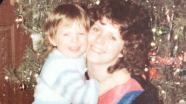 Jamie Woytiuk (à gauche) à l'âge d'environ 3 ou 4 ans, et sa mère Joanne (à droite) Jamie Woytiuk (à gauche) à l'âge d'environ 3 ou 4 ans, et sa mère Joanne (à droite)