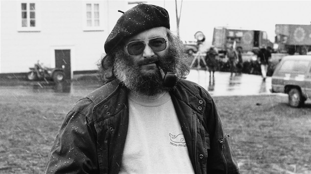 L'auteur Victor-Lévy Beaulieu, sur le plateau de tournage extérieur du téléroman "L'héritage" en 1986.