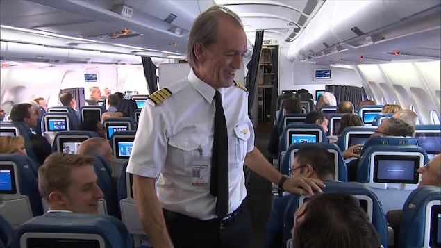 Le commandant Robert Piché, le sourire aux lèvres, discute avec des passagers avant de piloter son dernier vol. Le commandant Robert Piché, le sourire aux lèvres, discute avec des passagers avant de piloter son dernier vol.