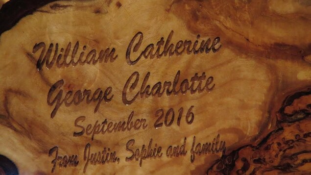 La pièce est gravée avec les noms suivants : William, Catherine, George et Charlotte La pièce est gravée avec les noms suivants : William, Catherine, George et Charlotte