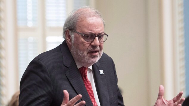 Pierre Arcand debout lors de la période des questions à l'Assemblée nationale.