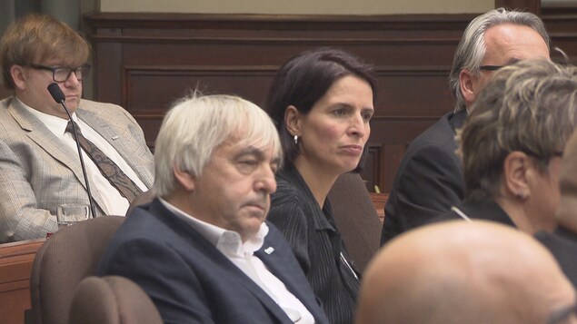 Comme la majorité de leurs homologues, es conseillers indépendants Pierre Avard et Annie Godbout n'endossent pas la décision de Sherbrooke Citoyen de nommer un conseiller désigné. Comme la majorité de leurs homologues, es conseillers indépendants Pierre Avard et Annie Godbout n'endossent pas la décision de Sherbrooke Citoyen de nommer un conseiller désigné.