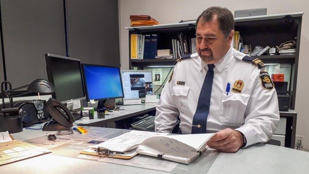 Pierre Collin, lieutenant au SPVQ à son bureau. Pierre Collin, lieutenant au SPVQ à son bureau.