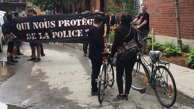 Environ 200 personnes vêtues de noir se sont réunies dimanche dans le quartier Centre-Sud, à Montréal, devant le logement où des agents du SPVM ont ouvert le feu sur Pierre Coriolan, mardi dernier.