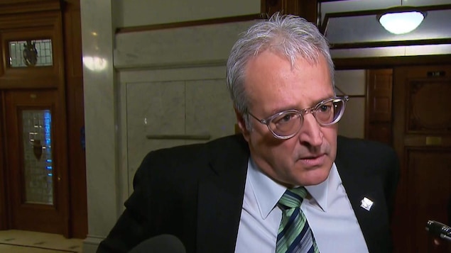 Le ministre des Forêts, de la Faune et des Parcs, Pierre Dufour lors d'une mêlée de presse à l'Assemblée nationale