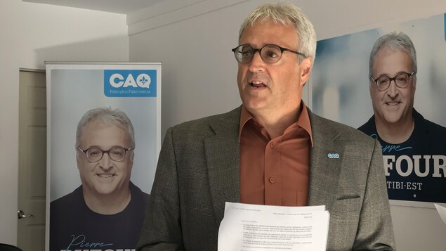 Un candidat de la CAQ prononce une allocution. Un candidat de la CAQ prononce une allocution.