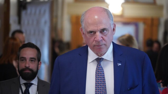 Pierre Fitzgibbon dans un couloir de l'Assemblée nationale.
