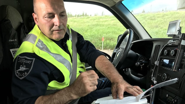 Pierre Girard écrit sur un calepin. Pierre Girard écrit sur un calepin.