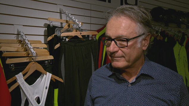 Photo de Pierre Grenier, directeur, comptes spéciaux chez Louis Garneau Sports devant des équipements sportifs Photo de Pierre Grenier, directeur, comptes spéciaux chez Louis Garneau Sports devant des équipements sportifs