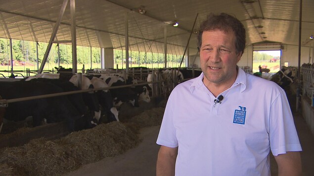 Le président des Producteurs laitiers du Canada, Pierre Lampron, parle à la caméra.