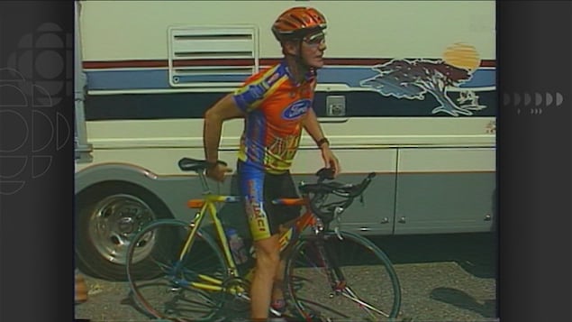Pierre Lavoie sur son vélo lors du premier défi Pierre Lavoie. Pierre Lavoie sur son vélo lors du premier défi Pierre Lavoie.