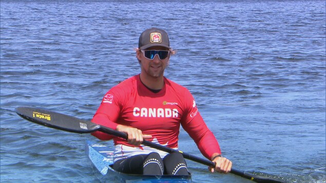 Le kayakiste Pierre-Luc Poulin à l'entraînement sur le lac Beauport le 19 mai 2020