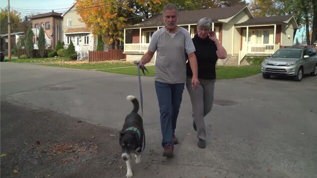 Pierre Marois, sa femme Lise Comeau, et leur chienne Nicky. Pierre Marois, sa femme Lise Comeau, et leur chienne Nicky.