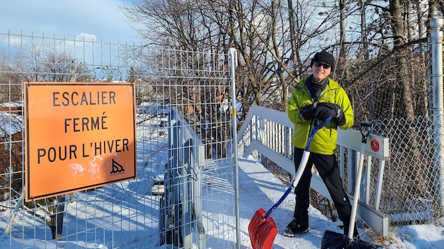 Des élus et citoyens déneigement des escaliers fermés par la Ville