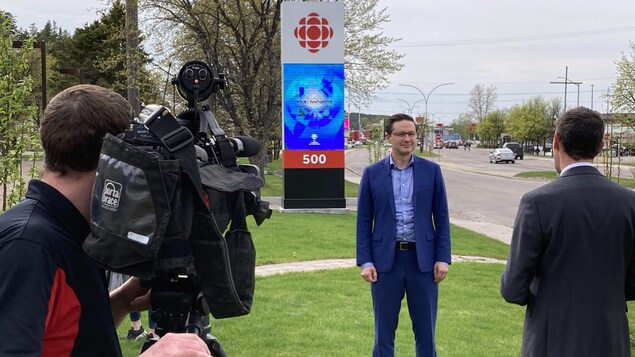 Pierre Poilievre est interviewé avec une caméra.