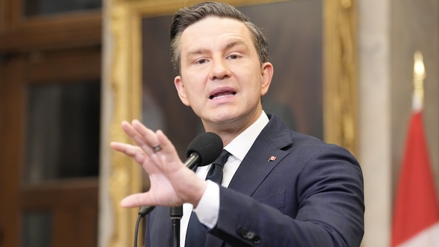 Pierre Poilievre s'exprime dans le foyer de la Chambre des communes.