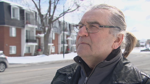 Un homme d'un certain âge à l'extérieur l'hiver en entrevue à la caméra de Radio-Canada. Un homme d'un certain âge à l'extérieur l'hiver en entrevue à la caméra de Radio-Canada.