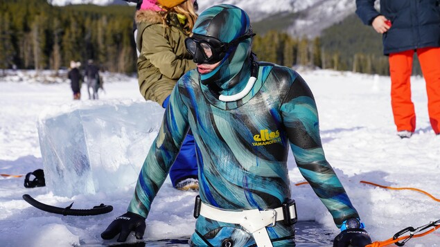 Ils plongent en apnée dans un lac gelé les week-ends pour garder le moral