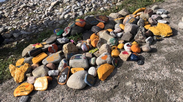 Un amas de pierres, dont certaines sont peintes en orange.